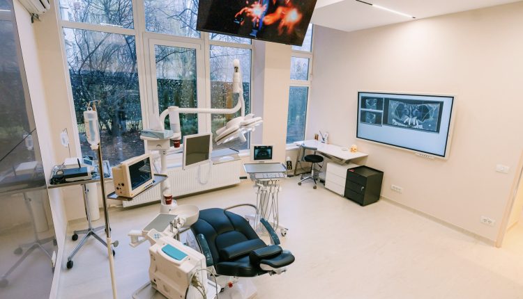 Implant dentar preț